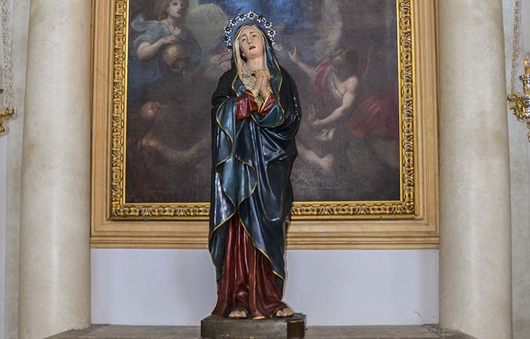 statua della madonna con quadro
