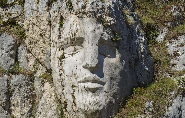 volto scolpito nella roccia