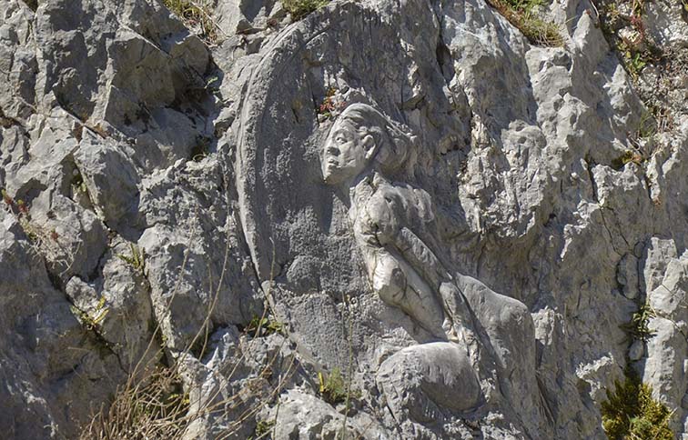 scultura su roccia