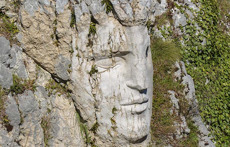 viso scolpito sulla roccia