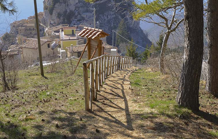 sentiero con scorcio di cervara di roma